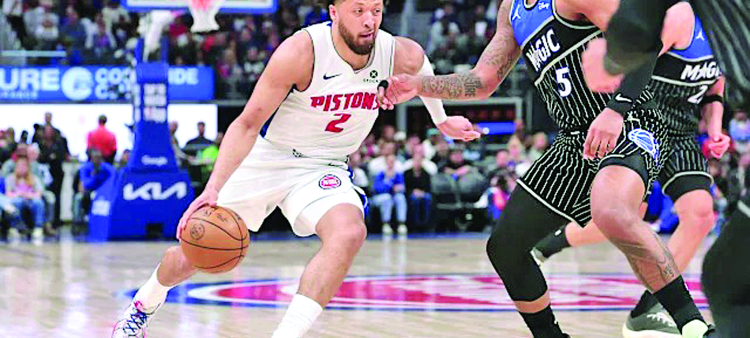 Cade Cunningham se expande por el centro de la cancha en busca de anotar dos puntos para los Detroit Pistons
