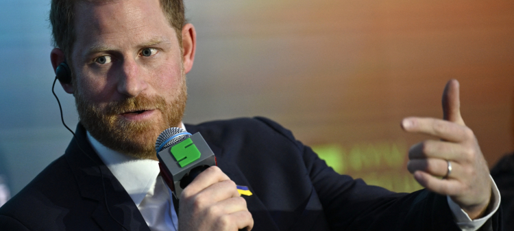 El príncipe Harry de Gran Bretaña, duque de Sussex, responde preguntas durante el Foro de Seguridad de Kiev, en Kiev, el 23 de abril de 2026. (Foto de Genya Savilov