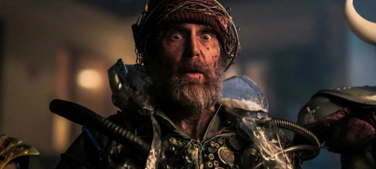 La trama de "Buena suerte, pásalo bien, no mueras" sigue a un hombre del futuro ataviado con un traje de plástico y cables.