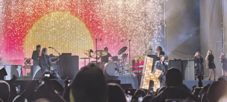 Brandon Flowers, vocalista y fundador de la banda presentó un espectáculo con una experiencia inmersiva que sumergió al público en el universo interno de "The Killers"