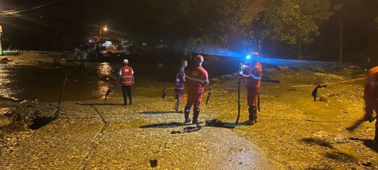 Miembros de la Cruz Roja realizando labores en Puerto Plata.