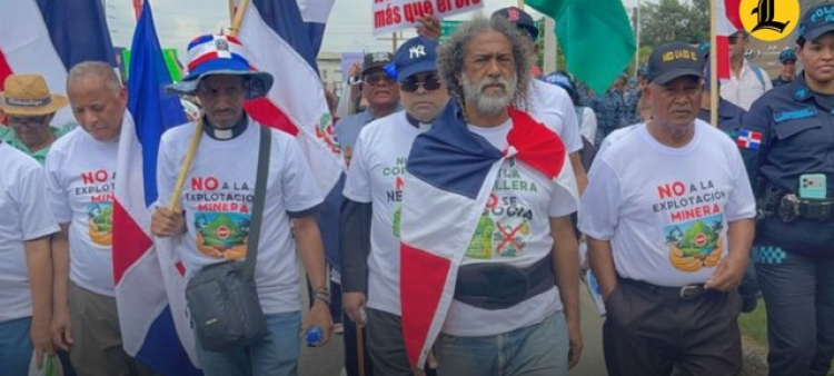 La movilización se desarrolló pese a que el Gobierno dominicano ha negado que exista la intención de autorizar explotación minera a gran escala en esa área<br /><br />https://listindiario.com/la-republica/20260424/campesinos-marchan-santiago-exploracion-minera-cordillera-septentrional_903112.html