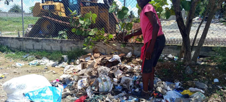 A sus 51 años, Víctor Cuevas Díaz busca entre la basura del vertedero de Haina el sustento para vivir.