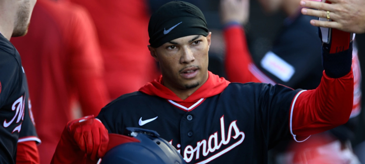 Nasim Núñez es recibido luego por sus compañeros luego de anotar en carrera.