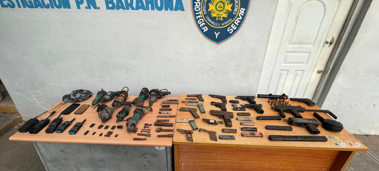 Apresan hombre con arsenal de armas y equipos ilegales durante operativo en Barahona.