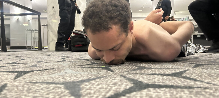 Fotografía difundida en la cuenta oficial @realDonaldTrump de la red social Truth del presidente de los Estados Unidos, Donald Trump, donde se muestra al supuesto tirador arrestado por agentes del Servicio Secreto este sábado, luego de que se reportaran aparentes disparos durante la cena anual de la Asociación de Corresponsales de la Casa Blanca (WHCA) en Washington (Estados Unidos).