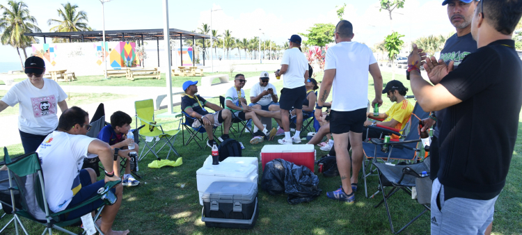 Una gran familia se encontraba disfrutando en el Malecón Deportivo mientras tomaban, escuchaban musica y conversaban.