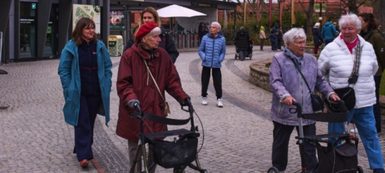 Monika Jansen y Christel Krueger participan en una visita guiada para personas con demencia organizada por Malteser Deutschland.