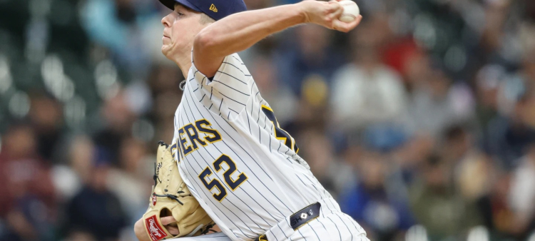 Kyle Harrison, de los Cerveceros, realiza un envío al pentágono durante su gran labor contra los Piratas.
