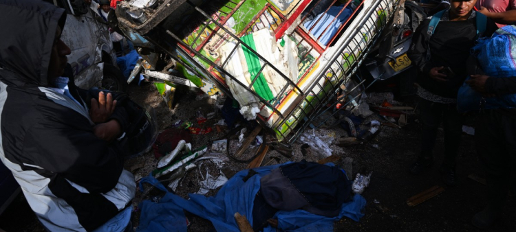 Personas rodean el cuerpo de una de las víctimas, tras un atentado con bomba en El Túnel, en la carretera Popayán-Cali, en Cajibio, departamento del Cauca, Colombia, el 25 de abril de 2026.