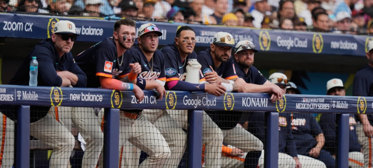 Manny Machado y varios compañeros observan desde el dogout la octava entrada el partido ante Arizona.