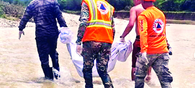 Brigadas de recatistas recuperaron dos cuerpos tras lluvias en el noroeste.