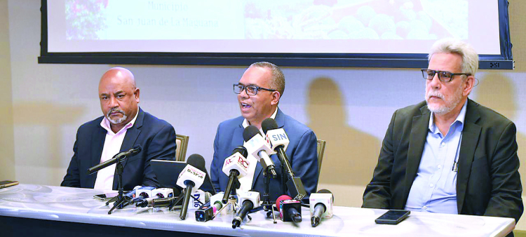 Luis Santana, director ejecutivo de GoldQuest Mining, ofrece detalles sobre los estudios de impacto ambiental.