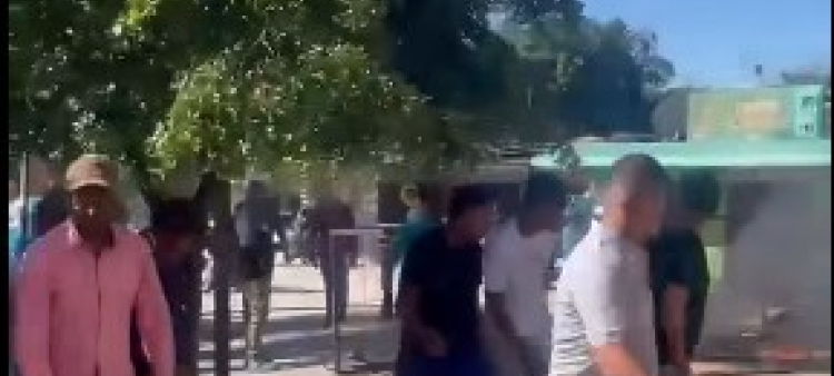 Imagen tomada de un video que muestra comunitarios de San Juan durante protesta en rechazo a actividad minera en la provincia.