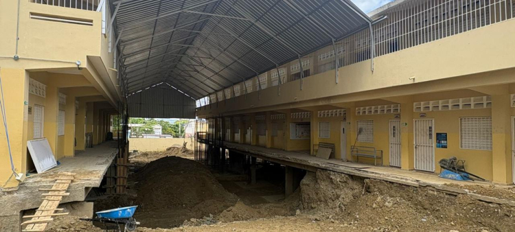 paralización de reconstrucció de la escuela Rafaela Jiminián de Cruz.