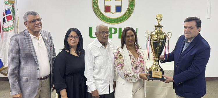 Patricia Matos, vicerrectora académica; Aquilina Figueroa Hernández, directora de Deportes; Rafael Villalona Calero, coordinador de la Comisión de Deportes de la FUDPHU; Armando Rodríguez, gerente  general de Seaboard, y el inmortal Rolando Miranda, a quien se le dedica el evento.