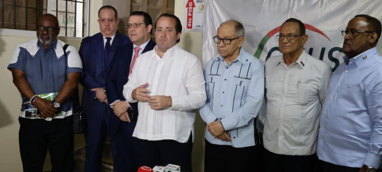 El ministro de la Presidencia, José Ignacio Paliza, junto al ministro de Industria y Comercio, Eduardo (Yayo) Sanz Lovatón, y miembros de la central sindicalista.