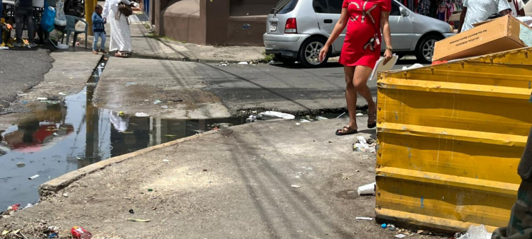 Basura y aguas estancadas en una esquina de la Maternidad de Los Mina.