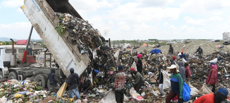La presencia de buzos es constante en el vertedero de Duquesa.