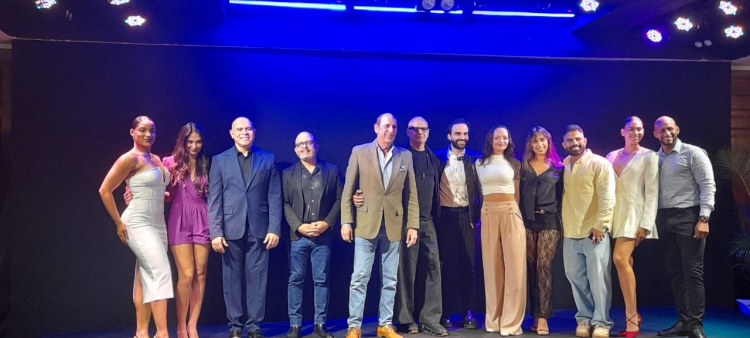 Elenco del musical "Broadway Broadway" junto a su productor Amaury Sánchez y la coreógrafa Natalie Borsos en el encuentro de prensa.