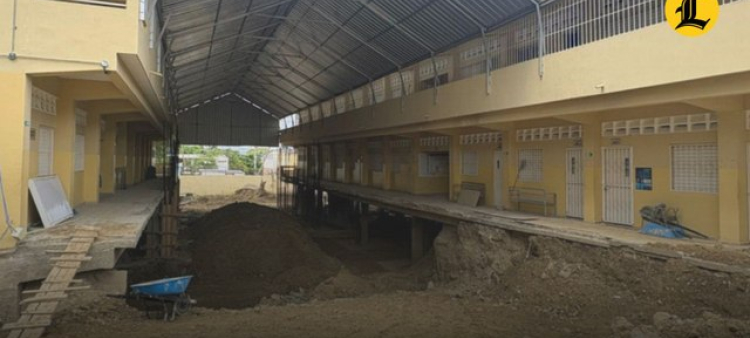 Brito atribuyó la paralización de la obra a la falta de pagos al contratista, quien, según dijo, abandonó los trabajos semanas antes de Semana Santa.<br /><br />https://listindiario.com/la-republica/educacion/20260427/adp-advierte-800-estudiantes-quedarian-docencia-paralizacion-escuela-santiago-oeste_903464.html