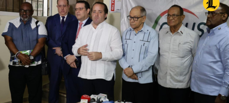 Luego de un encuentro con los representantes de las centrales sindicalistas, el ministro de Industria y Comercio, Eduardo (Yayo) Sanz Lovatón, recalcó que el "plan" ejecutado desde el Gobierno ha funcionado "completamente".<br /><br />https://listindiario.com/la-republica/gobierno/20260427/gobierno-asegura-alimentos-no-han-sufrido-alzas_903492.html