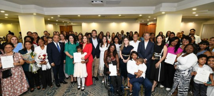 Mayra Jiménez dijo que al menos 42 de los graduandos firmaron para ser contratados como cuidadores profesionales por parte de Supérate para recibir una remuneración de RD$20,000 extra a los RD$6,000 que reciben los padres por cada niño con discapacidad.<br /><br />https://listindiario.com/la-republica/ciudad/20260429/superate-graduo-55-padres-madres-cuidado-apoyo-personas-discapacidad_903728.html