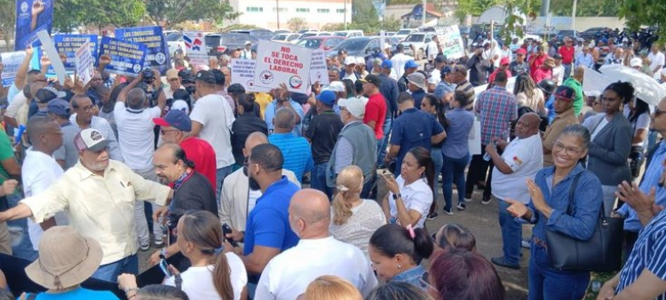 La organización recordó que la propuesta original surgió tras un prolongado proceso de diálogo entre trabajadores, empresarios y el Gobierno. No obstante, sostienen que en esta etapa se intenta introducir variaciones que distorsionan los acuerdos alcanzados.<br /><br />https://listindiario.com/la-republica/20260429/discusion-reforma-laboral-sindicatos-santiago-movilizan-defensa-cesantia_903746.html
