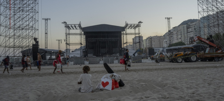 Vista general del escenario para la cantante colombiana Shakira en la playa de Copacabana, Río de Janeiro, Brasil, el 26 de abril de 2026.