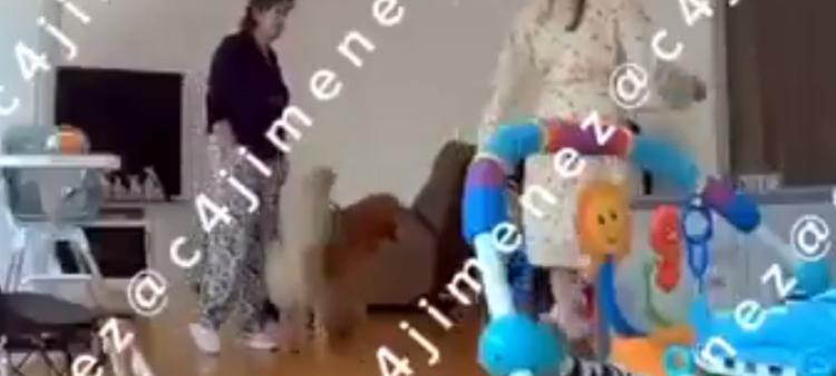 Captura del momento en que la mujer le propina varios tiros a Carolina Flores