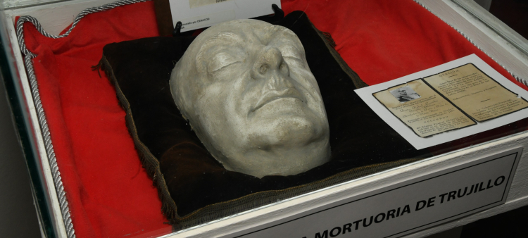 Máscara mortuoria de Rafael Leónidas Trujillo en el museo