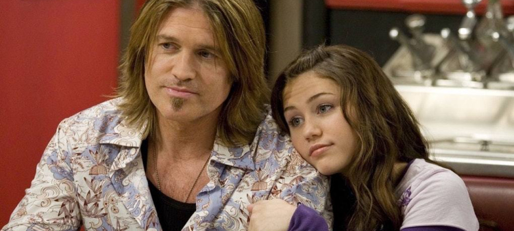 Miley Cyrus dice que su padre, Billy Ray Cyrus, nunca la dejó sola en un camerino cuando era niña.