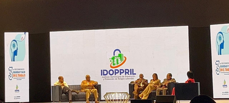 Panelistas durante el Tercer Foro Dominicano de Seguridad y Salud en el Trabajo, organizado por Idoppril.