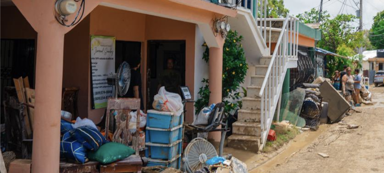 Familias afectadas por las inundaciones esperan ayudas de las autoridades.