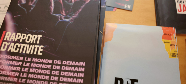Esta fotografía muestra informes publicados por la ONG francesa Reporteros Sin Fronteras (RSF) en su sede de París el 30 de abril de 2026.