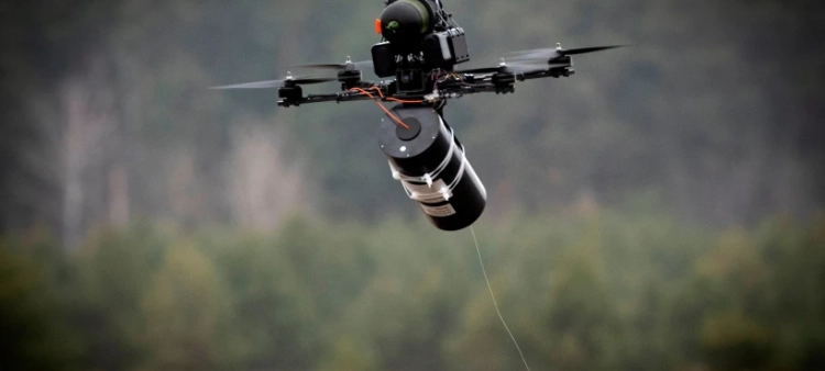Un dron FPV de fibra óptica fabricado en Ucrania vuela en un mercado militar en un lugar no revelado de la región de Kiev, Ucrania, el 29 de enero de 2025.