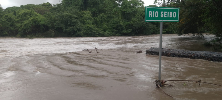 Las lluvias bloquearon el acceso a varias comunidades, incluyendo Arroyo Grande y Las Cuchillas.