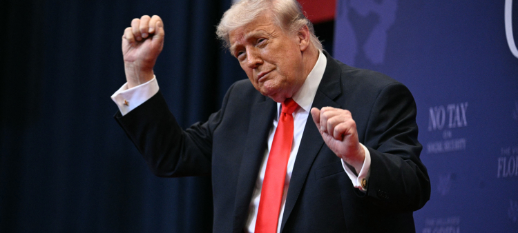 El presidente de Estados Unidos, Donald Trump, hace su pequeño baile tras pronunciar un discurso sobre impuestos y la Seguridad Social en The Villages, Florida, el 1 de mayo de 2026