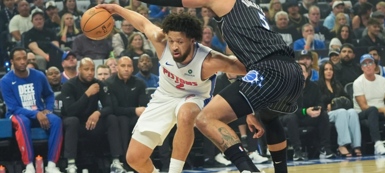 Cade Cunningham, de los Pistones, intenta hacer ofensiva ante la defensa de Paolo Banchero en el segundo cuarto del partido.