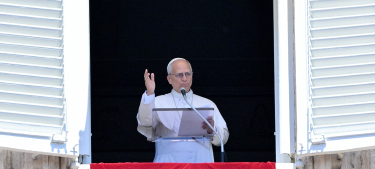 El papa León XIV se dirige a la multitud desde una ventana del Palacio Apostólico con vistas a la plaza de San Pedro durante la oración del Regina Coeli en el Vaticano.