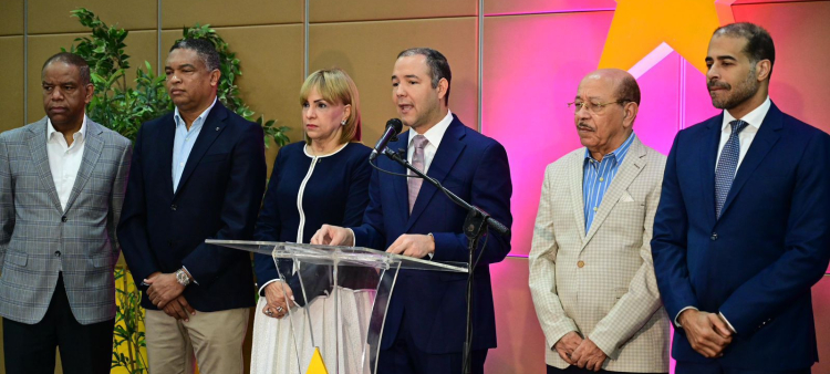 Rueda de prensa encabezada por el secretario general del PLD, Johnny Pujols.