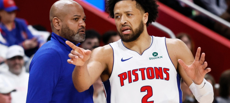 El base de los Pistons, Cade Cunningham, conversa sobre una jugada con el entrenador JB Bickerstaff.