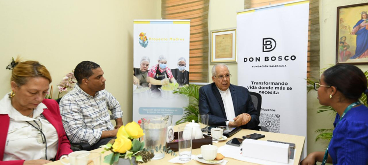 Franklin Ortega, director de la Fundación Salesiana, y el padre José Pastor Ramírez Fernández, director de las Antillas, cuando conversaban con la periodista Rosa Luna.