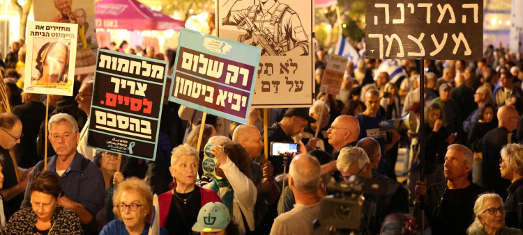 Activistas de izquierda israelíes se manifiestan en la plaza HaBima contra la guerra con Irán y contra el gobierno israelí en Tel Aviv el 2 de mayo de 2026.