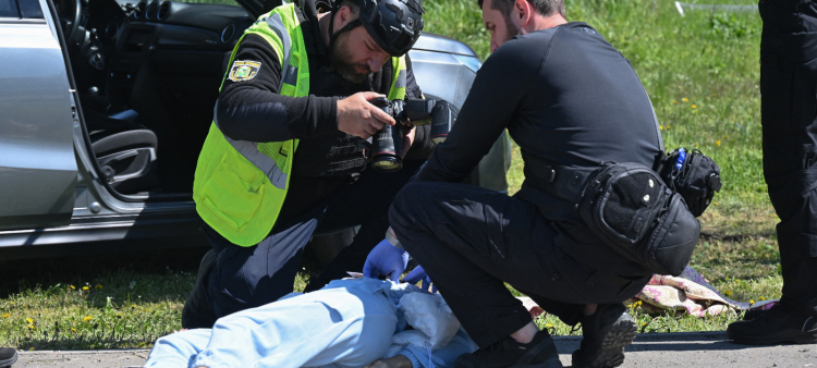 Agentes de la policía ucraniana inspeccionan el cuerpo de una víctima mortal de un ataque con misiles rusos en la ciudad de Merefa, región de Járkov, el 4 de mayo de 2026.