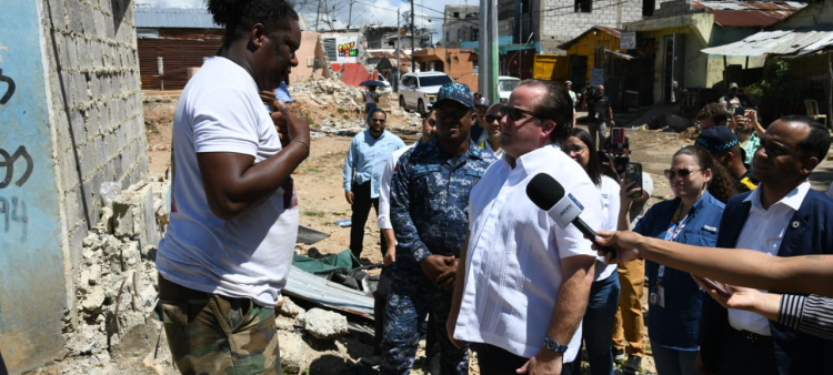 José Ignacio Paliza conversa con comunitarios durante recorrido por la zona donde se trabaja en el rescate de la margen oriental del río Ozama.