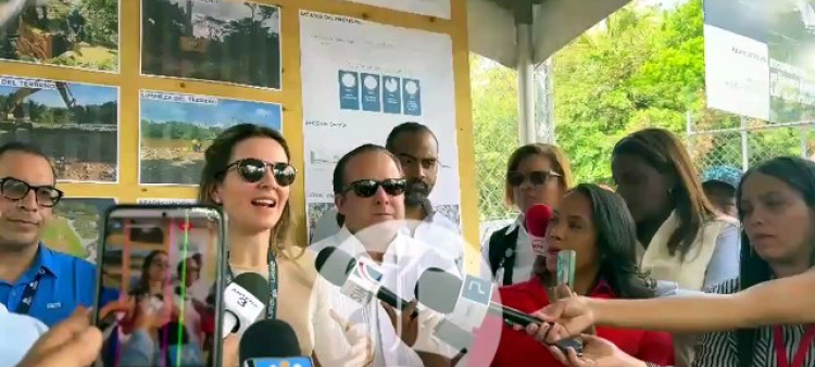 La etapa inicial contempla el traslado de 365 familias que residen en estado de vulnerabilidad en las orillas del río y hasta el momento han sido desalojadas alrededor de 200.<br /><br />https://listindiario.com/la-republica/gobierno/20260505/gobierno-anuncia-recuperacion-margen-oriental-rio-ozama-familias-angustiadas-desalojo_904516.html<br /><br />