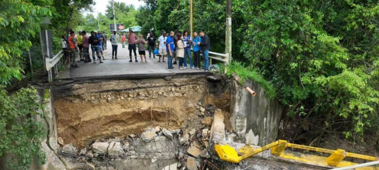 El puente colapsado tras la crecida del río Camú en la provincia Puerto Plata, afectando el tránsito.