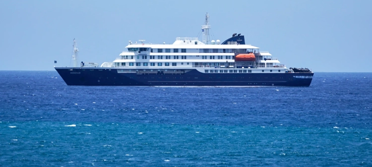 El crucero MV Hondius está anclado en un puerto de Praia, Cabo Verde, el lunes 4 de mayo de 2026.