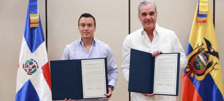 Daniel Noboa, presidente de Ecuador y Luis Abinader, presidente de República Dominicana, durante la reunión que sostuvieron este miércoles.